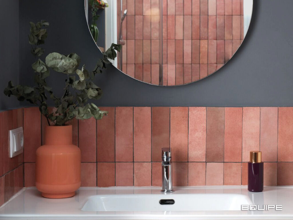 Equipe Cerámicas — Artisan Rose Mallow — petite salle de bain rose