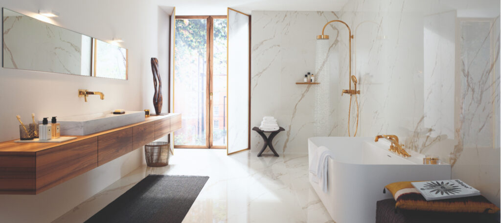 Salle de bains en marbre avec robinetterie AXOR Citterio finition dorée, idée de nettoyage robinetterie laiton