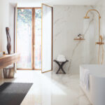 Salle de bains en marbre avec robinetterie AXOR Citterio finition dorée, idée de nettoyage robinetterie laiton