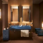 Lavabos ceramica cielo Teseo : double vasque suspendue bleue avec étagère céramique devant un mur en bois éclairé