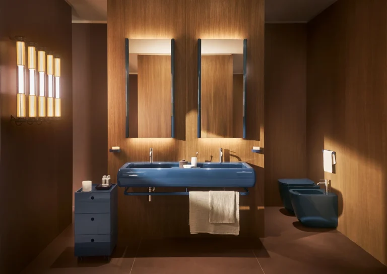 Lavabos ceramica cielo Teseo : double vasque suspendue bleue avec étagère céramique devant un mur en bois éclairé