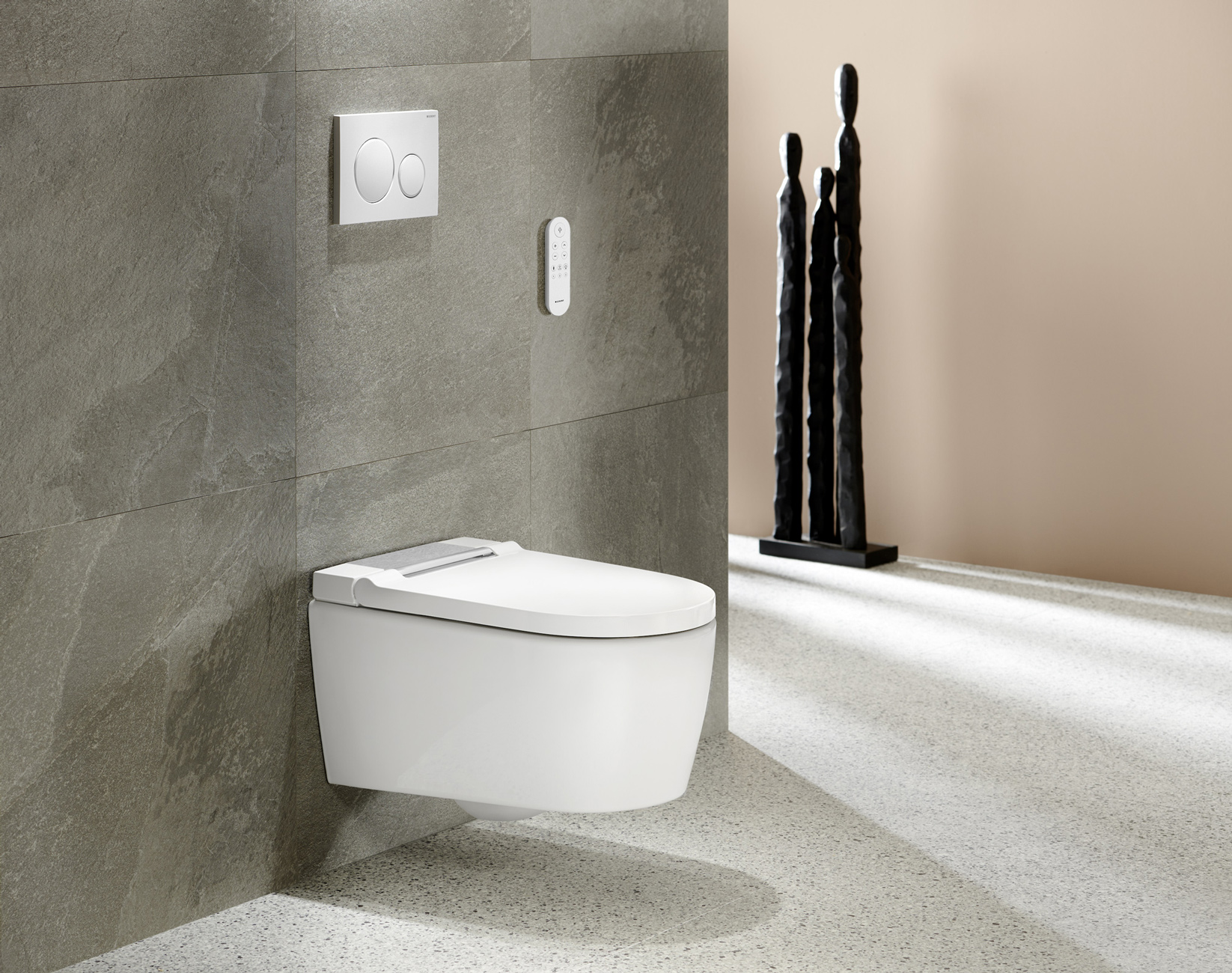 Détartrer un wc lavant : WC lavant suspendu Geberit AquaClean Sela blanc avec télécommande murale devant un mur en pierre gri