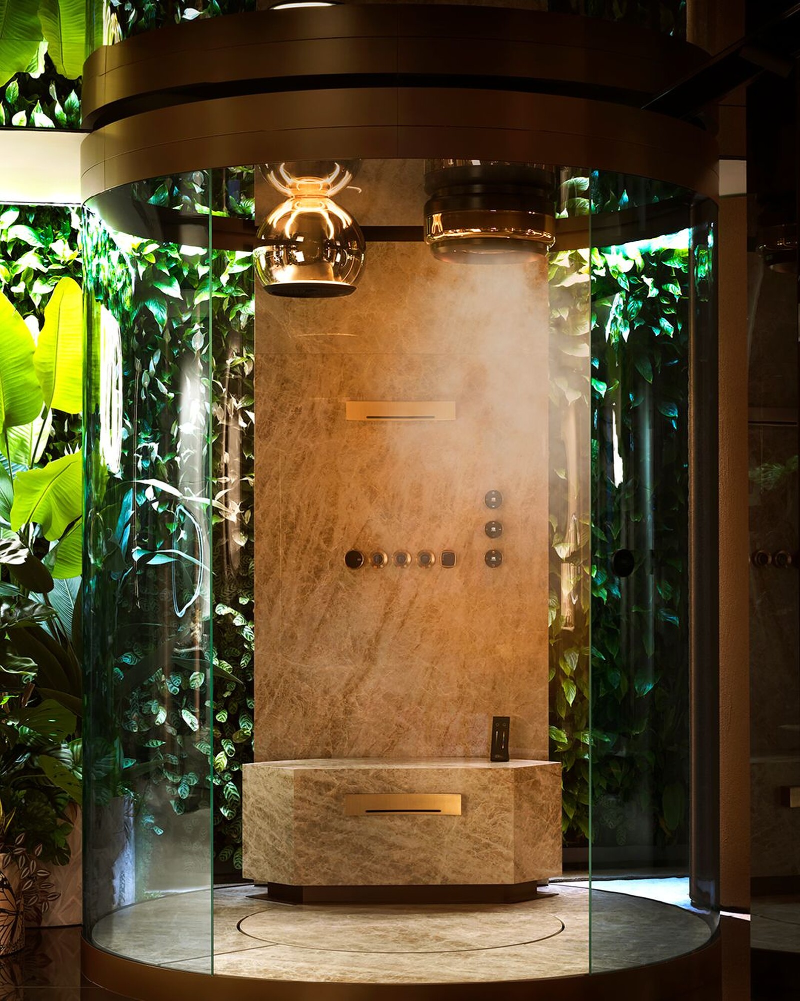 Douche vapeur Gessi Rituale del Vapore : cabine vitrée ronde, paroi en marbre, diffuseur de vapeur au plafond et banc en pier