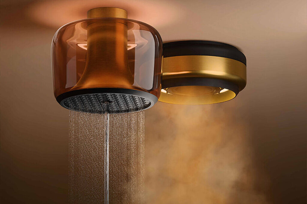 Pomme de douche en verre ambré à pluie et diffuseur de vapeur doré fixés au plafond, vapeur qui s'échappe