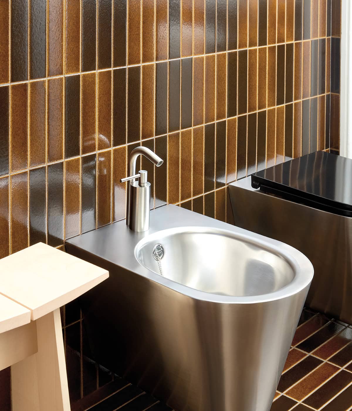 Résidence Formafantasma — lavabo inox
