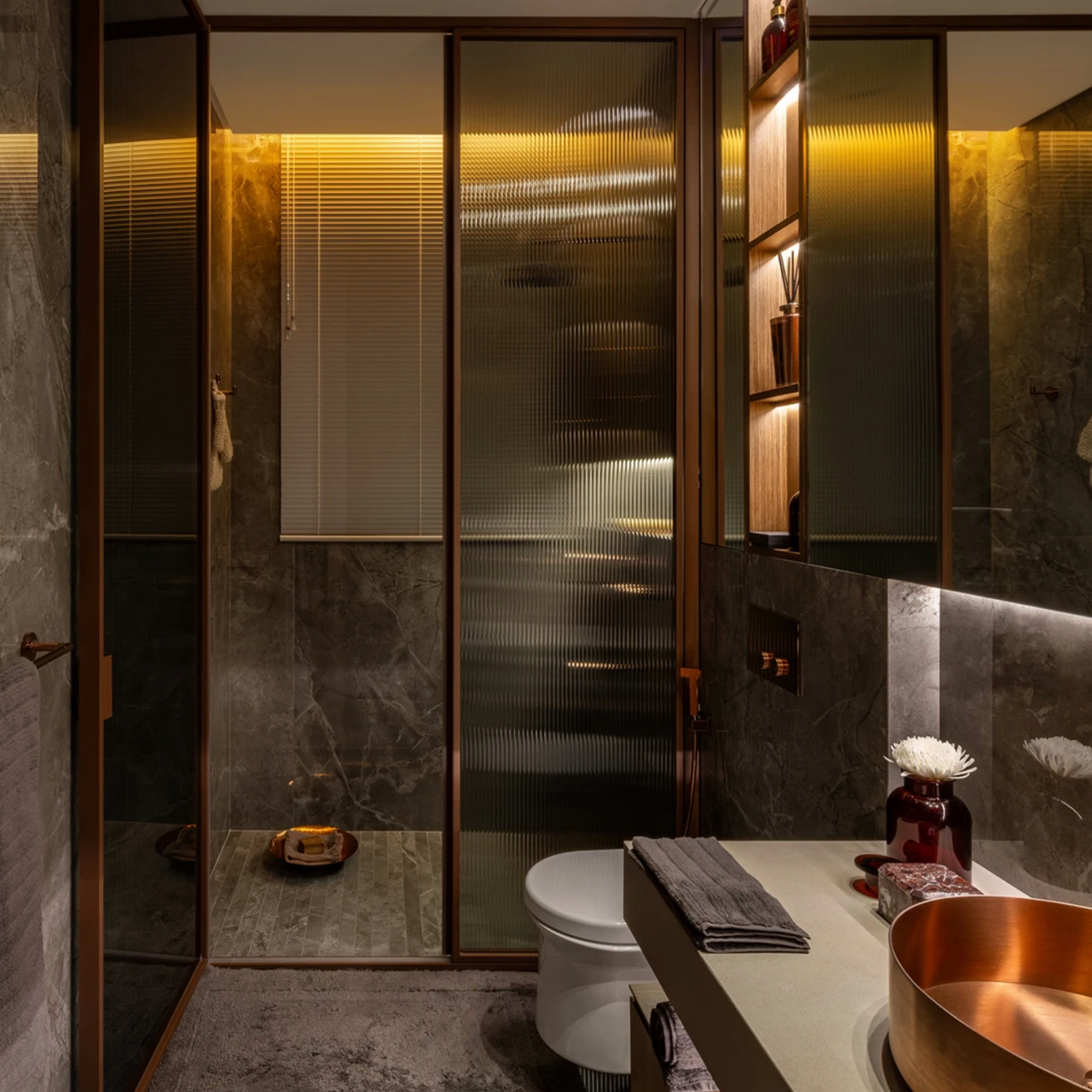 Suite, porte battante cuivre satiné et verre cannelé